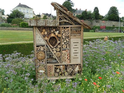 THE BEE HOTEL .